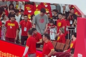 杨瀚森没有进入中国男篮大名单 但目前他已经归队来到现场观战！